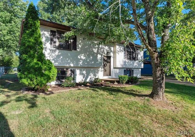 Photo 3 of Sale Pending at 602 Bon Oaks Dr, Sullivan, MO 63080 | MLS# MIS26058063 | Listing updated on 2026-09-13