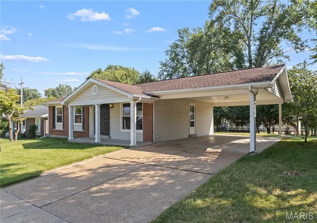 Photo 2 of Single family home for sale at 12728 Foxhound Dr, Maryland Heights, MO 63043 | MLS# MIS26058085 | Listing updated on 2026-09-13