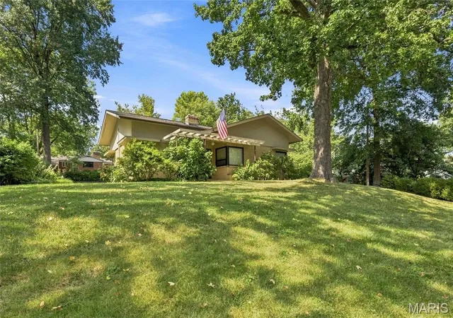 Photo 3 of Single family home for sale at 23 Devon Rd, Saint Louis, MO 63122 | MLS# MIS26058088 | Listing updated on 2026-09-14