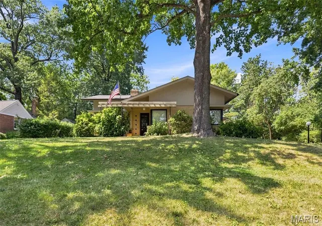 Photo 3 of Single family home for sale at 23 Devon Rd, Saint Louis, MO 63122 | MLS# MIS26058088 | Listing updated on 2026-09-14