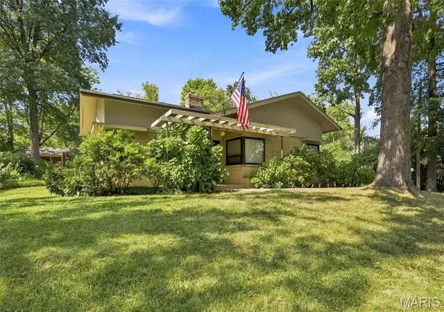 Photo 4 of Single family home for sale at 23 Devon Rd, Saint Louis, MO 63122 | MLS# MIS26058088 | Listing updated on 2026-09-14