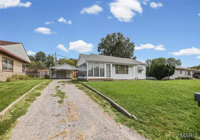Photo 3 of Single family home for sale at 1246 Lakeshore Dr, Belleville, IL 62220 | MLS# MIS26058095 | Listing updated on 2026-09-20