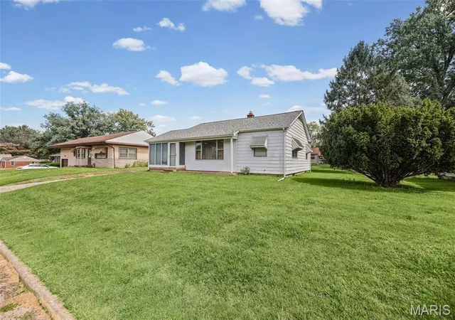 Photo 3 of Single family home for sale at 1246 Lakeshore Dr, Belleville, IL 62220 | MLS# MIS26058095 | Listing updated on 2026-10-14