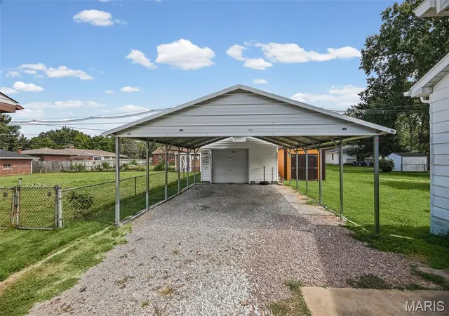 Photo 4 of Single family home for sale at 1246 Lakeshore Dr, Belleville, IL 62220 | MLS# MIS26058095 | Listing updated on 2026-10-14