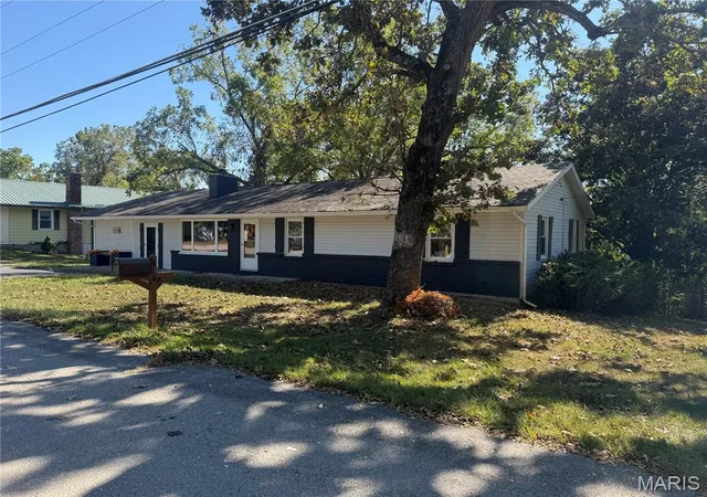 Photo 1 of Single family home for sale at 608 Sunset Dr, Waynesville, MO 65583 | MLS# MIS26058113 | Listing updated on 2026-10-07