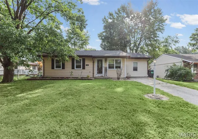 Photo 2 of Single family home for sale at 1608 Landmark Dr, Mascoutah, IL 62258 | MLS# MIS26058118 | Listing updated on 2026-09-20