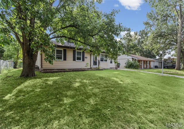 Photo 3 of Single family home for sale at 1608 Landmark Dr, Mascoutah, IL 62258 | MLS# MIS26058118 | Listing updated on 2026-09-20