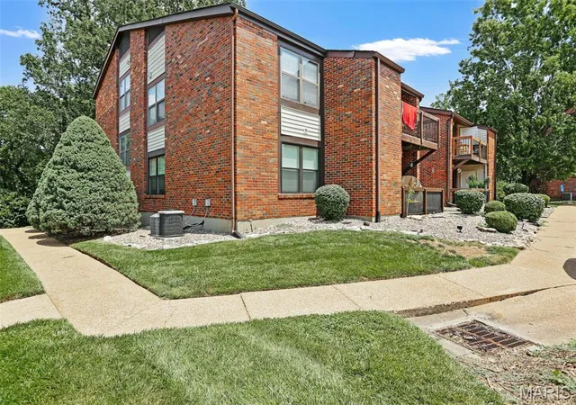 Photo 2 of Condo for sale at 6824 Cottage Grv Ln #F, Saint Louis, MO 63129 | MLS# MIS26058124 | Listing updated on 2026-09-23