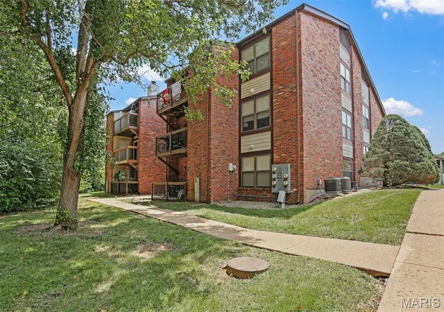 Photo 3 of Condo for sale at 6824 Cottage Grv Ln #F, Saint Louis, MO 63129 | MLS# MIS26058124 | Listing updated on 2026-09-23
