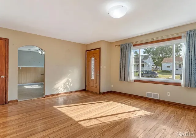 Photo 3 of Single family home for sale at 309 N Moore St, Waterloo, IL 62298 | MLS# MIS26058133 | Listing updated on 2026-09-20