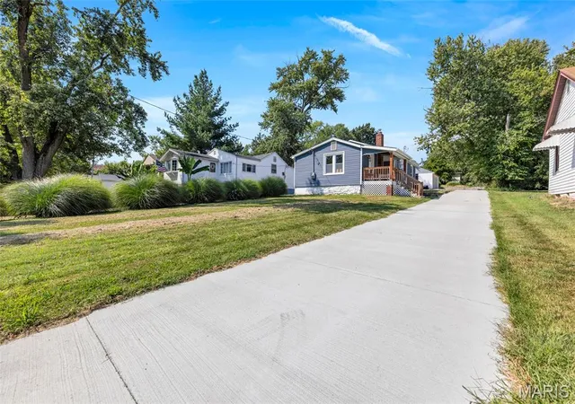 Photo 3 of Single family home for sale at 21 Shumate Ave, Maryland Heights, MO 63043 | MLS# MIS26058147 | Listing updated on 2026-09-12
