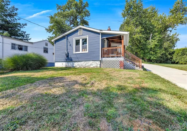 Photo 3 of Single family home for sale at 21 Shumate Ave, Maryland Heights, MO 63043 | MLS# MIS26058147 | Listing updated on 2026-09-12