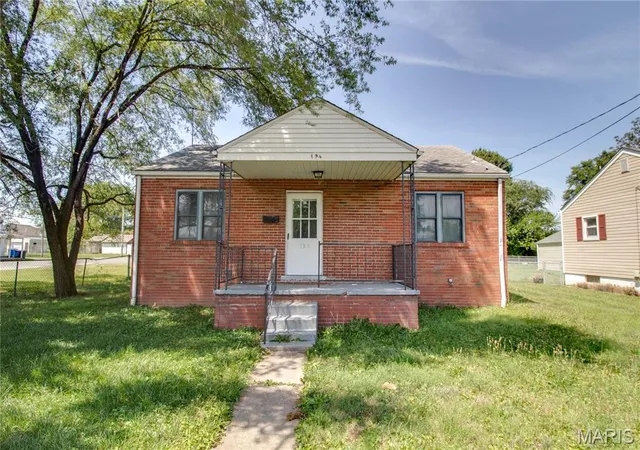 Photo 1 of Sale Pending at 194 S Pence St, East Alton, IL 62024 | MLS# MIS26058173 | Listing updated on 2026-10-20