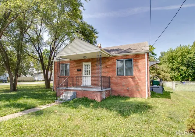 Photo 2 of Sale Pending at 194 S Pence St, East Alton, IL 62024 | MLS# MIS26058173 | Listing updated on 2026-10-20