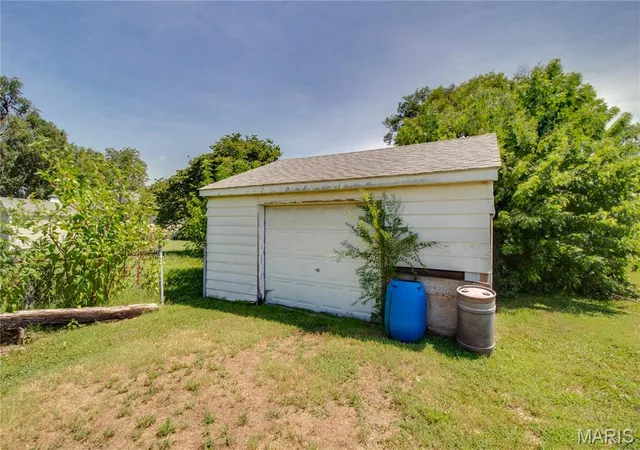 Photo 23 of Sale Pending at 194 S Pence St, East Alton, IL 62024 | MLS# MIS26058173 | Listing updated on 2026-10-20
