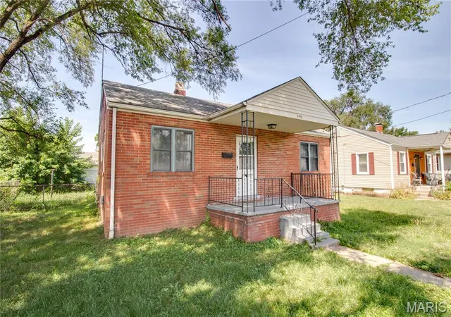 Photo 3 of Sale Pending at 194 S Pence St, East Alton, IL 62024 | MLS# MIS26058173 | Listing updated on 2026-10-20