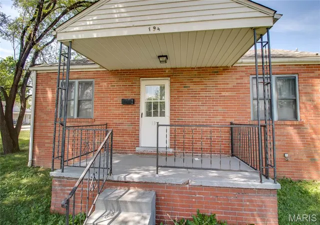 Photo 3 of Sale Pending at 194 S Pence St, East Alton, IL 62024 | MLS# MIS26058173 | Listing updated on 2026-10-20