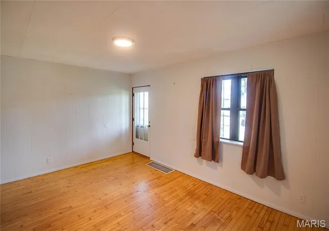 Photo 4 of Sale Pending at 194 S Pence St, East Alton, IL 62024 | MLS# MIS26058173 | Listing updated on 2026-10-20
