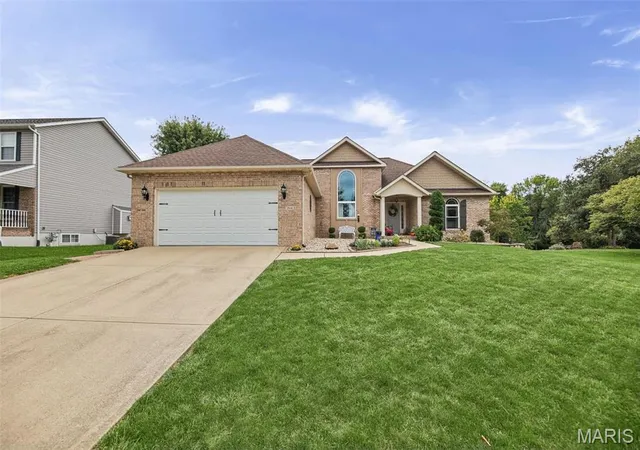 Photo 2 of Single family home for sale at 2614 Meridian Lake Dr, Belleville, IL 62221 | MLS# MIS26058190 | Listing updated on 2026-09-28
