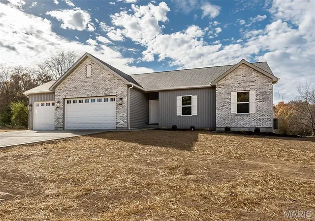 Photo 4 of Single family home for sale at 4 Oakview Ct, Troy, MO 63379 | MLS# MIS26058196 | Listing updated on 2026-09-14