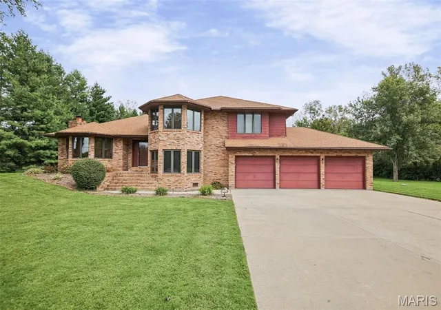 Photo 1 of Single family home for sale at 250 Hoffmann Ln, Belleville, IL 62226 | MLS# MIS26058198 | Listing updated on 2026-10-05