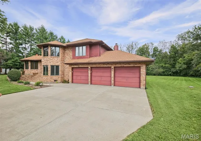 Photo 3 of Single family home for sale at 250 Hoffmann Ln, Belleville, IL 62226 | MLS# MIS26058198 | Listing updated on 2026-10-05