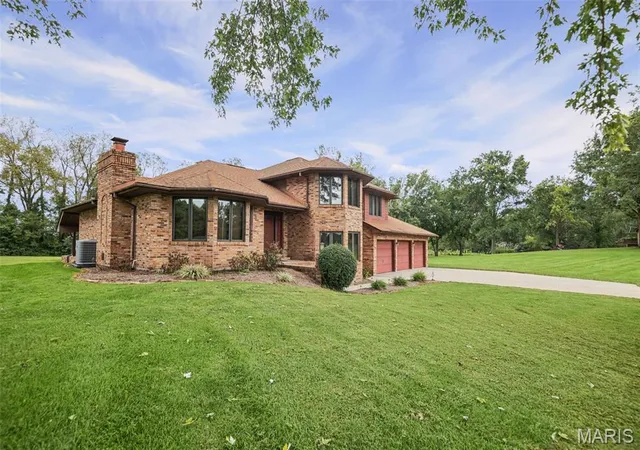 Photo 3 of Single family home for sale at 250 Hoffmann Ln, Belleville, IL 62226 | MLS# MIS26058198 | Listing updated on 2026-10-05