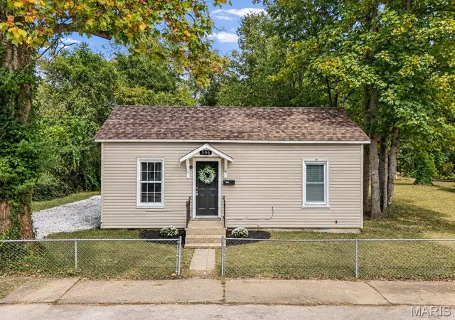 Photo 1 of Single family home for sale at 506 Cedar St, De Soto, MO 63020 | MLS# MIS26058201 | Listing updated on 2026-10-02
