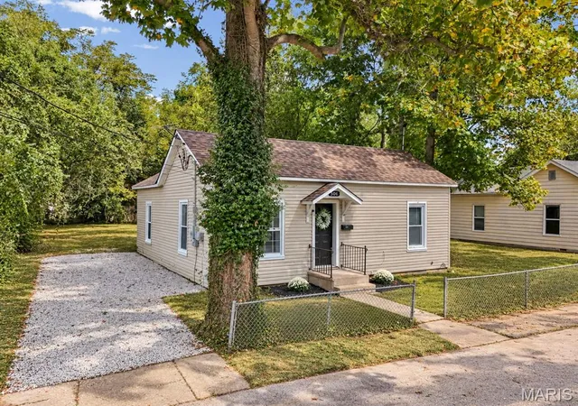 Photo 2 of Single family home for sale at 506 Cedar St, De Soto, MO 63020 | MLS# MIS26058201 | Listing updated on 2026-10-02