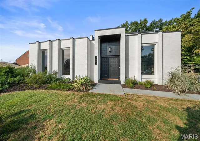 Photo 1 of Sale Pending at 6005 Bishops Pl, Saint Louis, MO 63109 | MLS# MIS26058222 | Listing updated on 2026-10-17