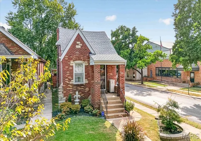 Photo 2 of Sale Pending at 3838 Bingham Ave, Saint Louis, MO 63116 | MLS# MIS26058225 | Listing updated on 2026-09-23