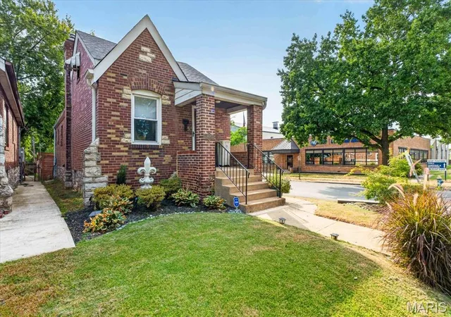 Photo 3 of Sale Pending at 3838 Bingham Ave, Saint Louis, MO 63116 | MLS# MIS26058225 | Listing updated on 2026-09-23