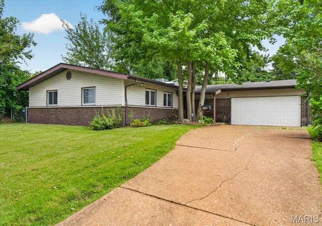 Photo 1 of Single family home for sale at 740 Wilshire Dr, Florissant, MO 63033 | MLS# MIS26058229 | Listing updated on 2026-09-29
