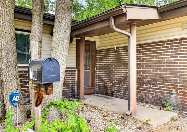 Photo 2 of Single family home for sale at 740 Wilshire Dr, Florissant, MO 63033 | MLS# MIS26058229 | Listing updated on 2026-09-29