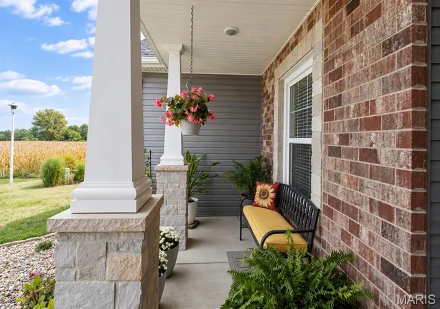 Photo 3 of Single family home for sale at 910 Taylor Dr, Waterloo, IL 62298 | MLS# MIS26058231 | Listing updated on 2026-10-10