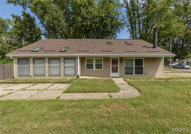 Photo 2 of Single family home for sale at 49 Marie Dr, Saint Charles, MO 63301 | MLS# MIS26058236 | Listing updated on 2026-10-01