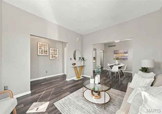 Listing Photo 5 - Condo for sale in building located at 420 Lake Ave, St. Louis, MO 63108 - Unit #1