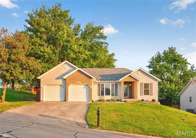 Photo 2 of Single family home for sale at 1052 Birdie Ln, Jackson, MO 63755 | MLS# MIS26058244 | Listing updated on 2026-09-23