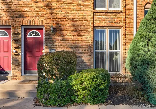 Photo 2 of Townhouse for sale at 12865 Town And Four Dr, Saint Louis, MO 63141 | MLS# MIS26058283 | Listing updated on 2026-10-22