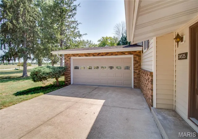 Photo 3 of Single family home for sale at 24535 Us Hwy 67, Jerseyville, IL 62052 | MLS# MIS26058292 | Listing updated on 2026-09-15