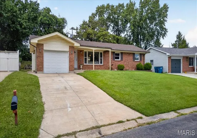 Photo 2 of Single family home for sale at 525 Norma Dr, Saint Charles, MO 63301 | MLS# MIS26058297 | Listing updated on 2026-09-21