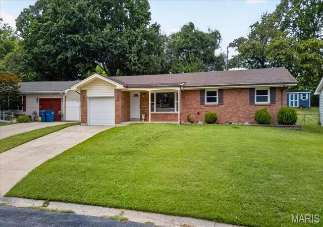 Photo 3 of Single family home for sale at 525 Norma Dr, Saint Charles, MO 63301 | MLS# MIS26058297 | Listing updated on 2026-09-21