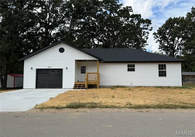 Photo 2 of Single family home for sale at 1627 Amy Dr, Lebanon, MO 65536 | MLS# MIS26058301 | Listing updated on 2026-09-20