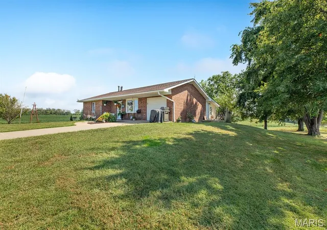 Photo 4 of Sale Pending at 22487 Grange Hall Rd, Jerseyville, IL 62052 | MLS# MIS26058305 | Listing updated on 2026-09-14