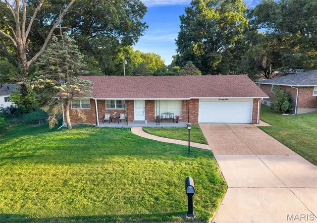 Photo 2 of Sale Pending at 2006 Northaire Ln, Saint Louis, MO 63138 | MLS# MIS26058308 | Listing updated on 2026-09-15