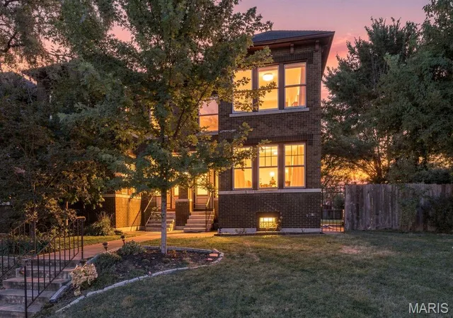 Photo 2 of Townhouse for sale at 4021 Shaw Blvd, Saint Louis, MO 63110 | MLS# MIS26058310 | Listing updated on 2026-09-20