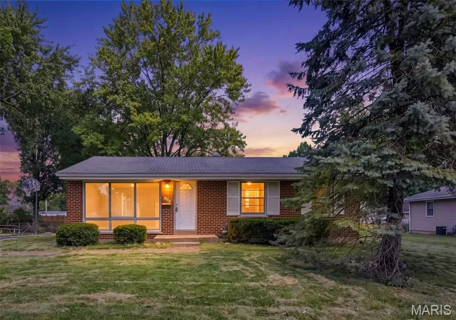 Photo 1 of Sale Pending at 125 W Saint Anthony Ln, Florissant, MO 63031 | MLS# MIS26058312 | Listing updated on 2026-09-18