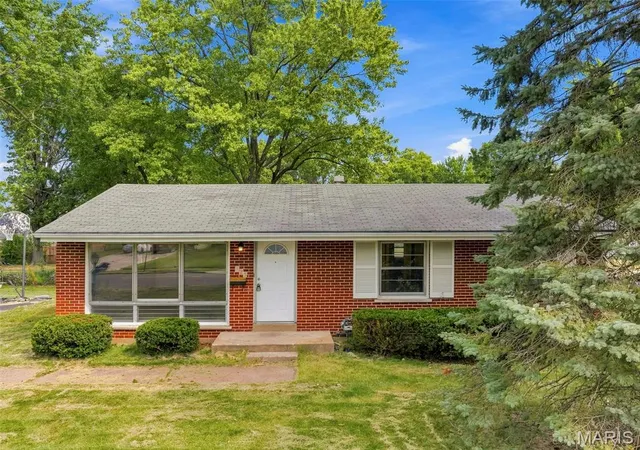 Photo 2 of Sale Pending at 125 W Saint Anthony Ln, Florissant, MO 63031 | MLS# MIS26058312 | Listing updated on 2026-09-18