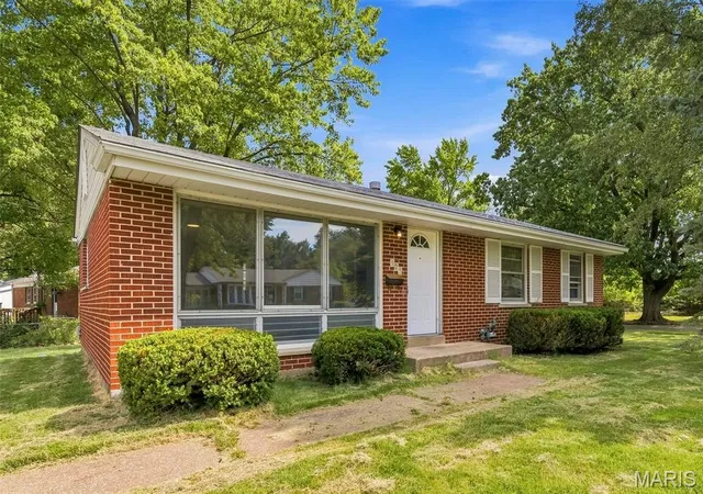 Photo 3 of Sale Pending at 125 W Saint Anthony Ln, Florissant, MO 63031 | MLS# MIS26058312 | Listing updated on 2026-09-18