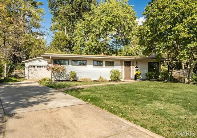 Photo 2 of Sale Pending at 1654 Liggett Ct, Saint Louis, MO 63126 | MLS# MIS26058326 | Listing updated on 2026-10-19